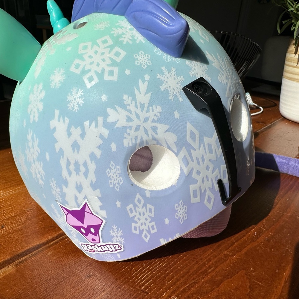 Kids Raskullz Unicorn Helmet with purple Mane - Picture 2 of 4